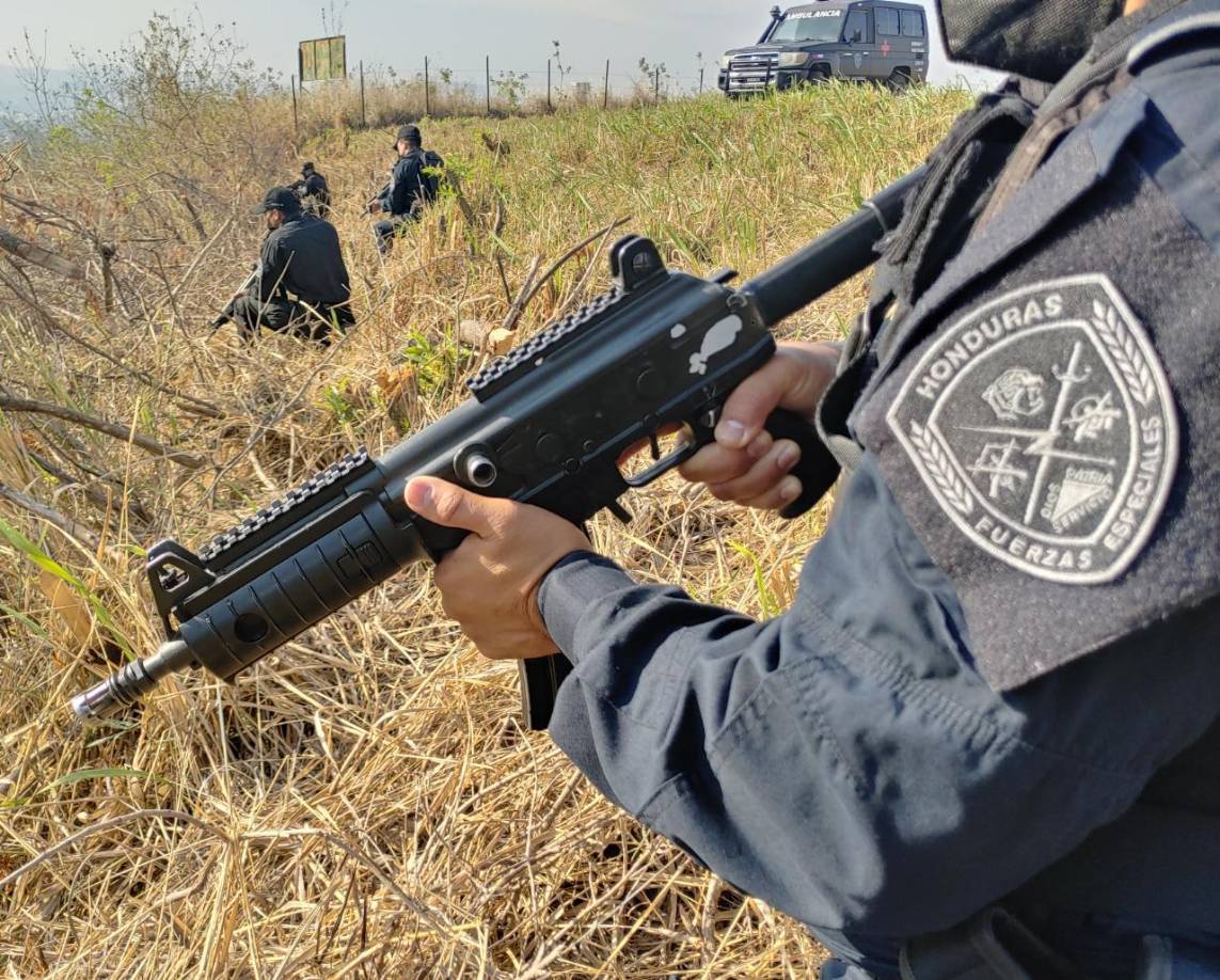 Hernández Alvarado será trasladado vía aérea en helicóptero hacia Toncontín. Además, una caravana de vehículos también custodiará vía terrestre. Fotografías: Policía Nacional / Redes Sociales