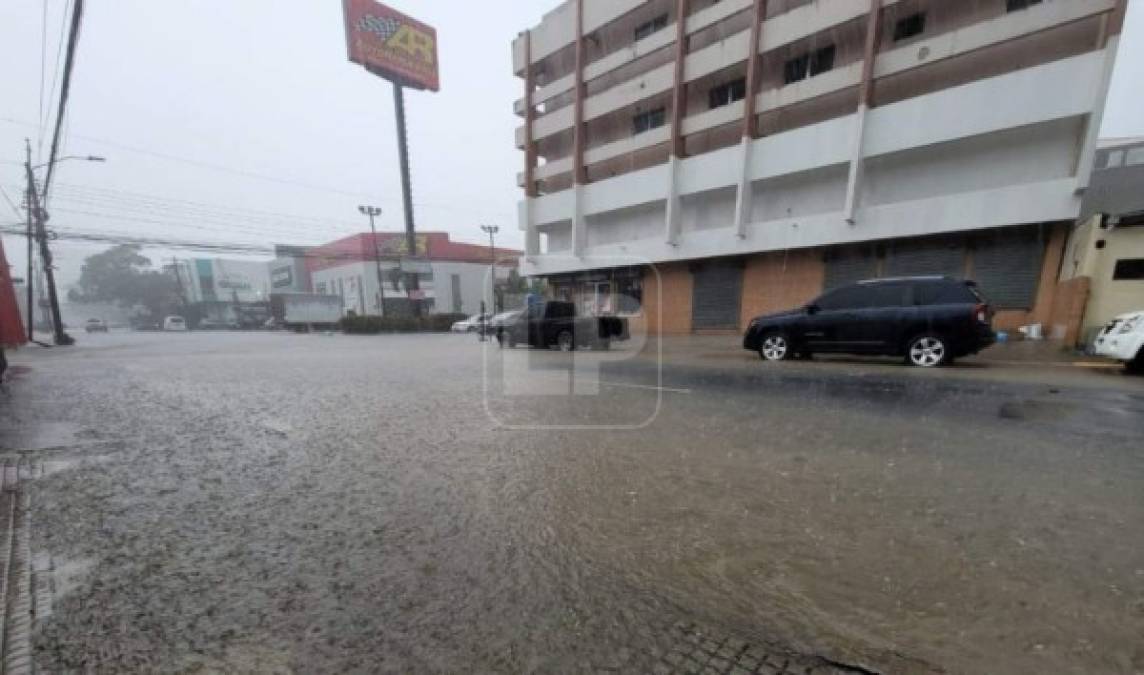 Lluvias, en su apogeo, sobre la tercera avenida de San Pedro Sula.