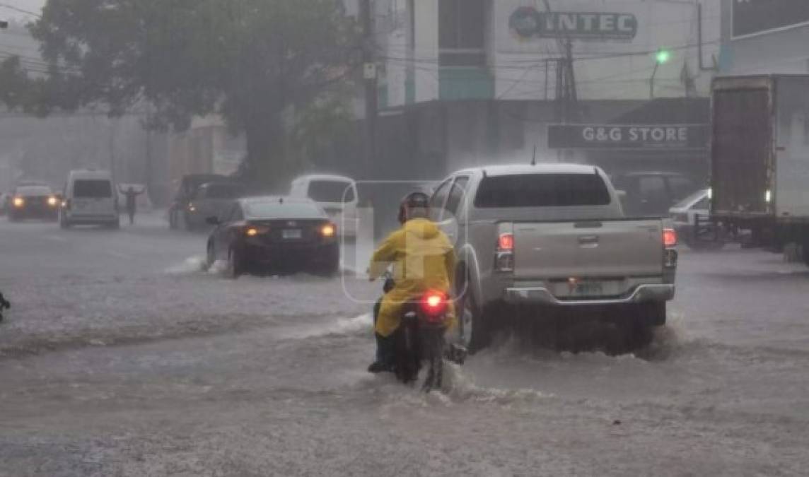 El tránsito no se detiene. Conductores de vehículos y motocicletas se arriesgan, en medio de la jornada laboral, a recorrer las calles y avenidas colmadas de agua lluvia.