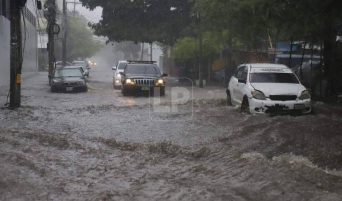 El agua desbordó sobre las medianas del barrio Guamilito.