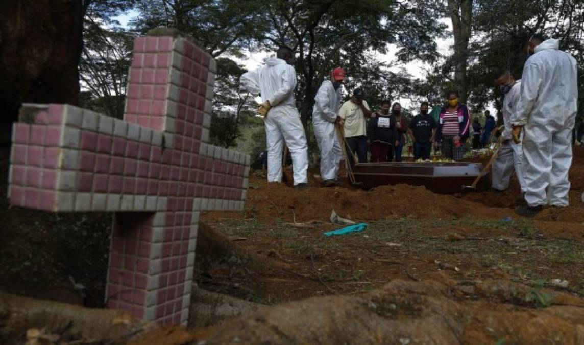 Desde el inicio de la pandemia, el coronavirus dejó más de 360,000 fallecidos en Brasil, un balance superado solo por Estados Unidos. Foto AFP