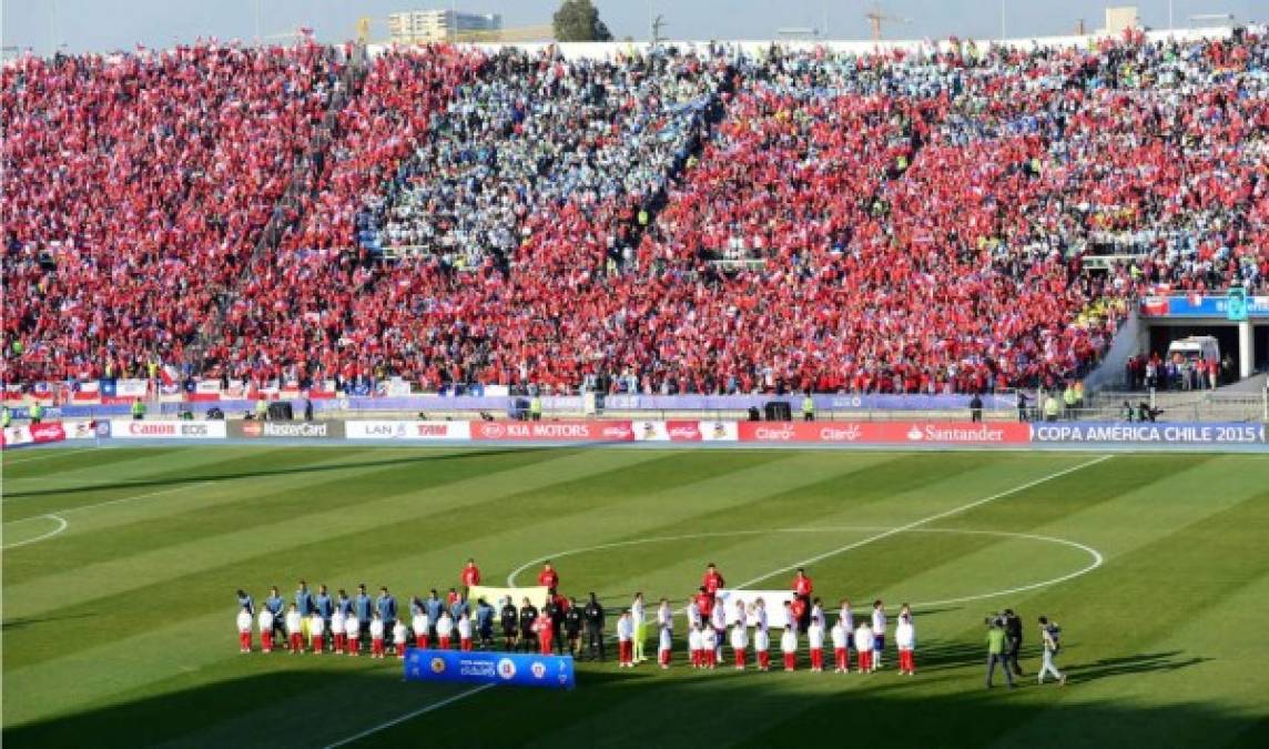 El estadio Nacional de Santiago lució abarrotado.
