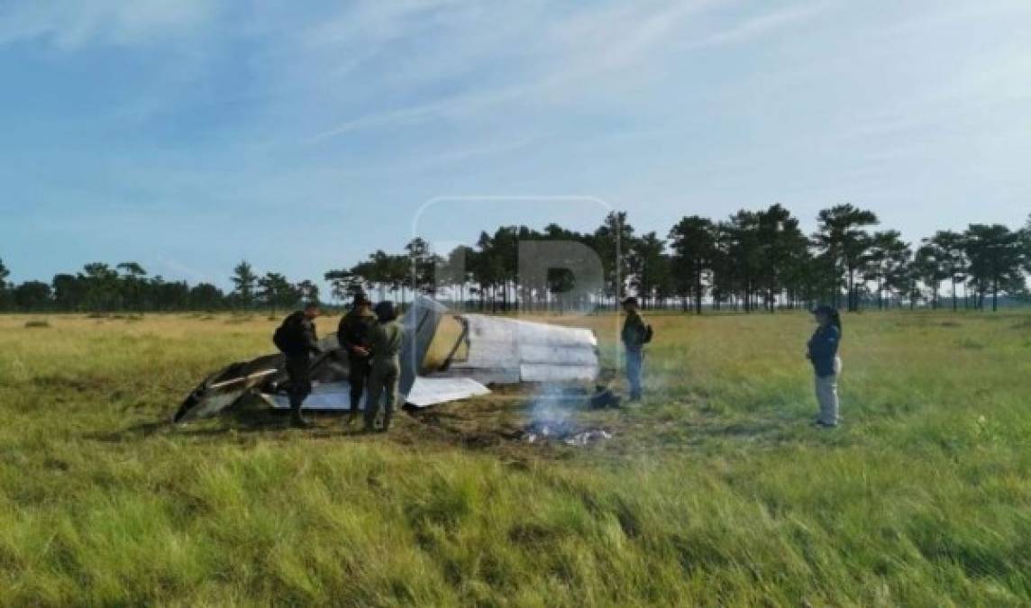 Después, procedieron a incendiar la aeronave, dejando una estela de desechos y restos que son inspeccionados por las autoridades hondureñas.