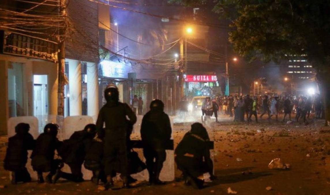 Bolivia se convirtió en el nuevo escenario de una oleada de violentas manifestaciones que azotan Sudamérica. Miles de opositores de Evo Morales salieron a las calles este miércoles en protesta por los resultados de las elecciones del domingo que dan como ganador de la primera vuelta a Morales.
