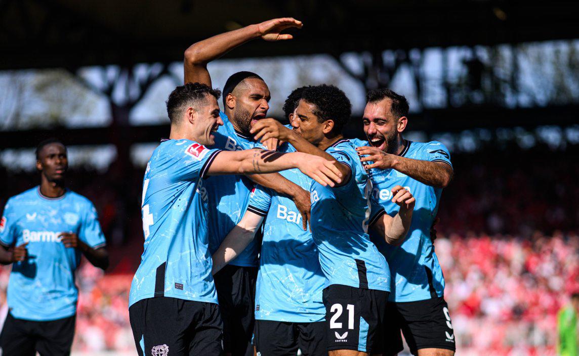 Leverkusen queda a un paso del título tras increíble derrota del Bayern Múnich