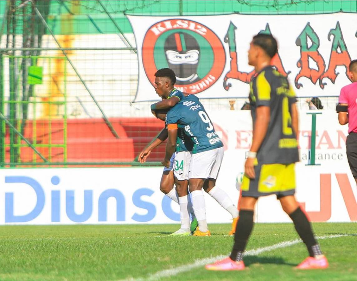 Jeffry Miranda festeja su gol con Clayvin Zúniga.