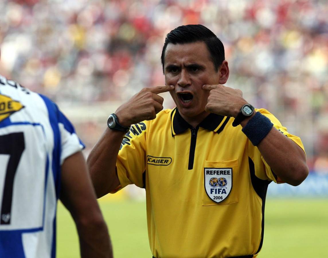 Benigno Pineda no vio la mano de Milton Palacios y pese a los reclamos de los jugadores del Victoria, no señaló el penal.