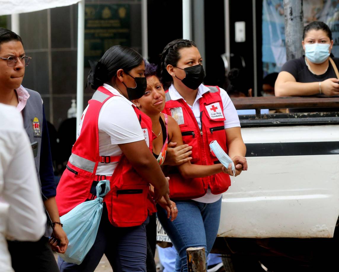 Ante la incontenible violencia en <b>Honduras</b>, con una tasa de 34 homicidios por cada 100.000 habitantes en 2023, Castro anunció el viernes medidas similares a las que impuso el presidente Nayib Bukele para acorralar a las pandillas en El Salvador.