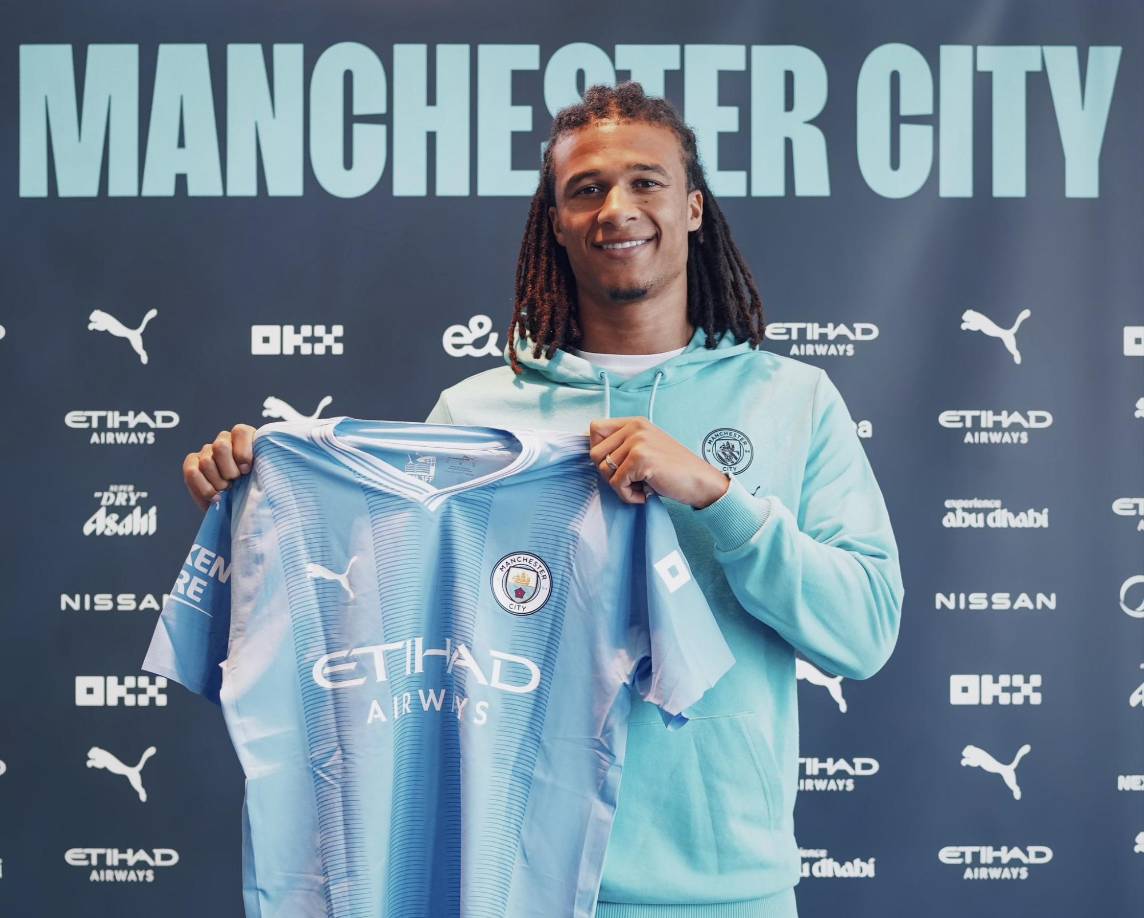 El Manchester City anunció la renovación de Nathan Aké hasta 2027.
