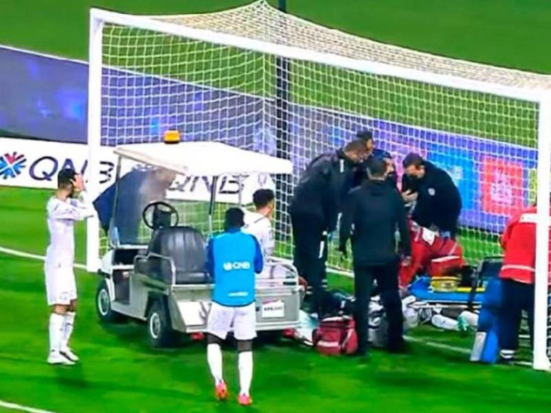 La plantilla de los dos clubes se asustaron al ver el estado de salud del jugador que se desplomó.