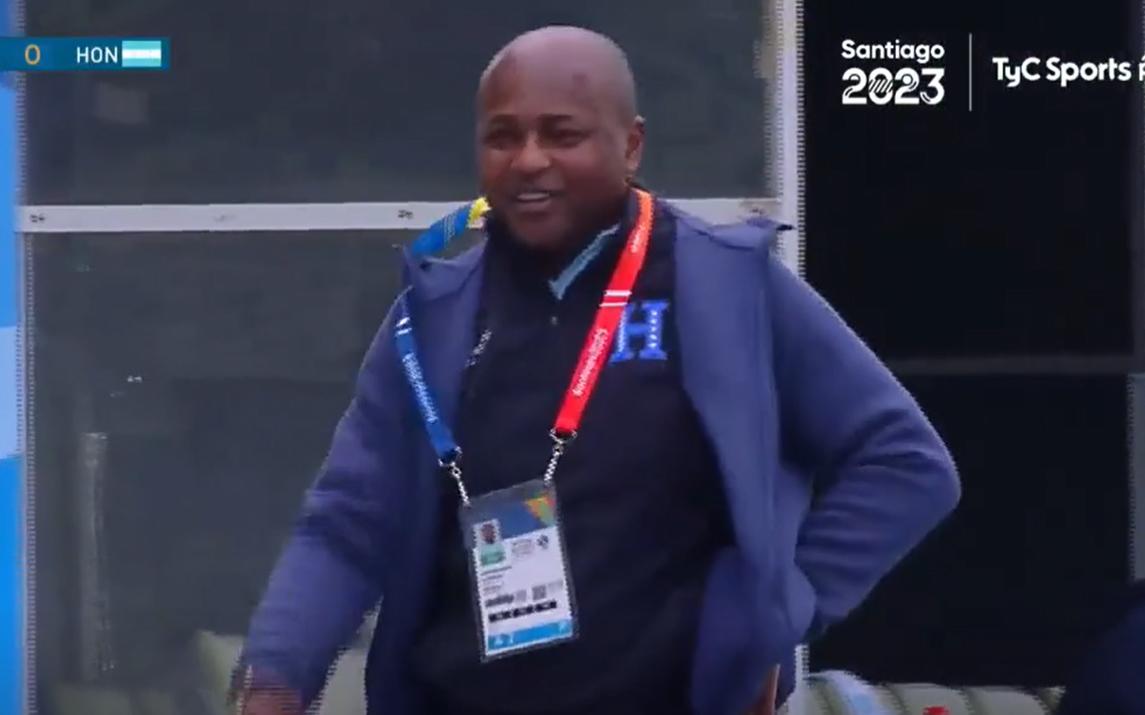Bernardo Redín, DT de Honduras, se fue expulsado.