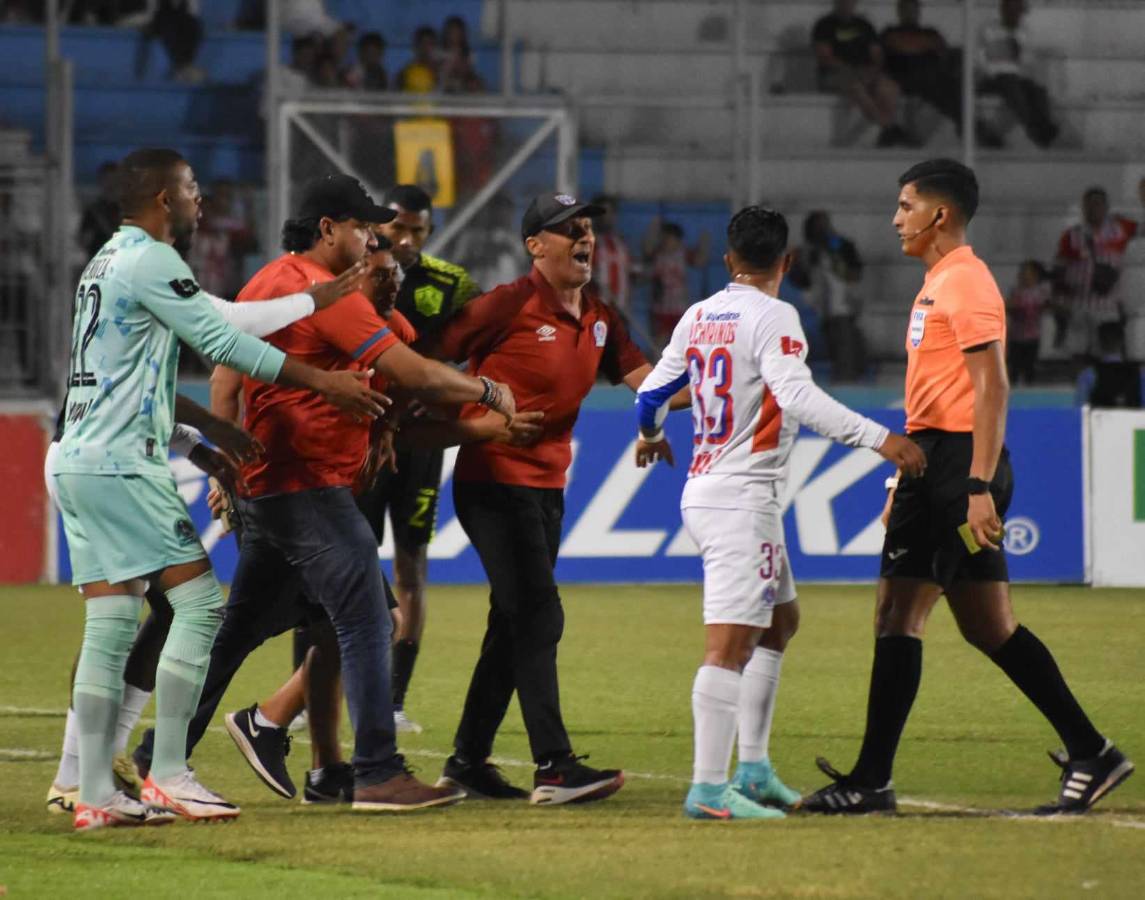 Pedro Troglio fue expulsado por el árbitro José Valladares y se mostró molesto.