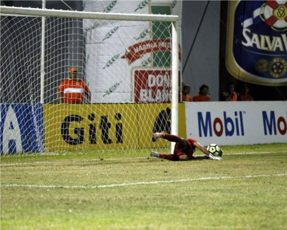 El portero del Real España, Roberto López, le detuvo el penal a Arboleda.