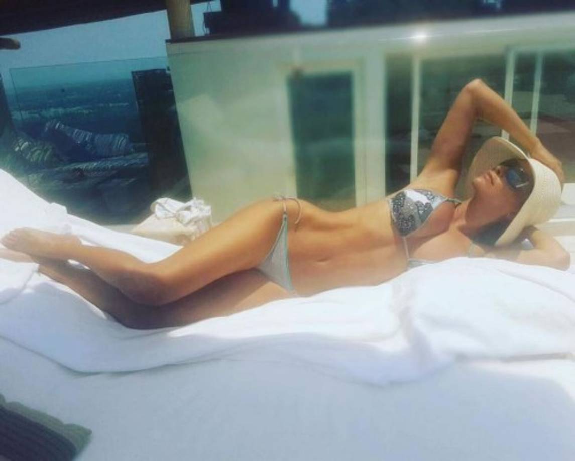 Ninel Conde no solo disfrutó del sol, también aprovechó para dar tip para el bronceado perfecto.