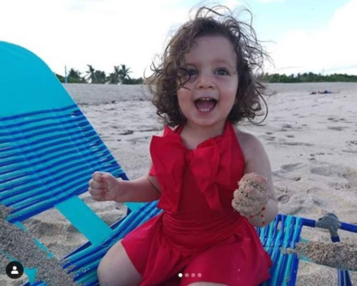 En las fotografías se ve que está disfrutando demasiado de estas vacaciones junto a su mami.