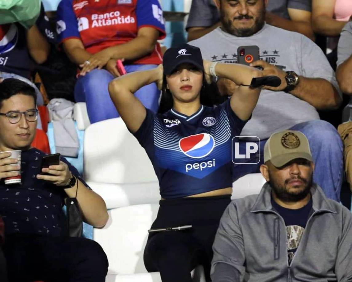 Esta guapa aficionada del Motagua también robó miradas en el Clásico capitalino.