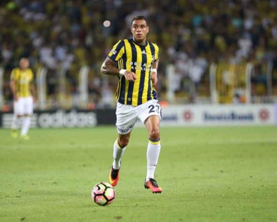 Tras no entrar en los planes de Unai Emery, Gregory Van der Wiel dejó el pasado verano el PSG para enrolarse en las filas del Fenerbahçe. El holandés de 28 años ha participado en 12 encuentros esta campaña, pero medios turcos indican que su regreso a la Ligue 1 podría estar cercano. De acuerdo con las informaciones de Fanatik, el lateral derecho se encuentra en el punto de mira del Olympique de Marsella.