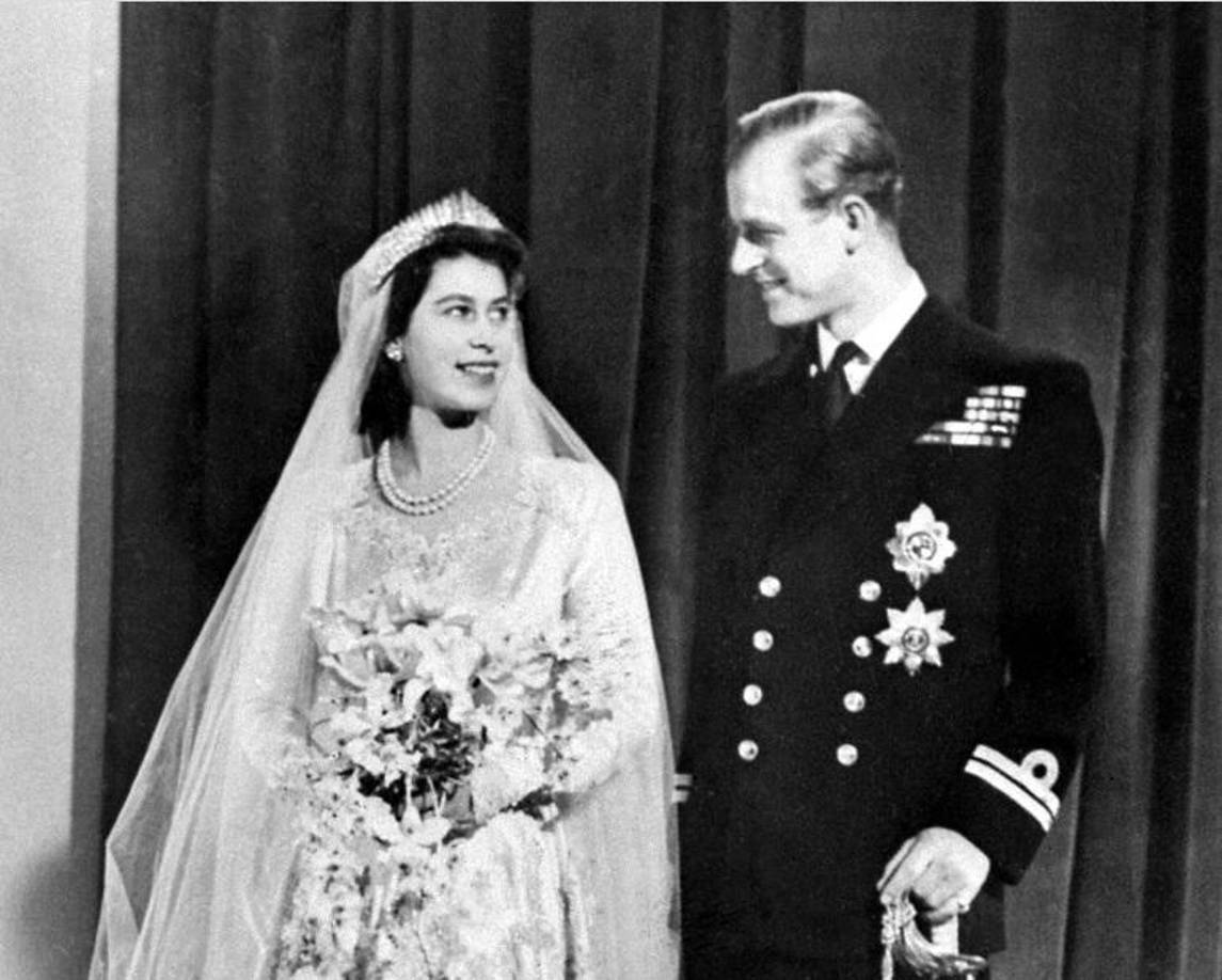 20 de noviembre de 1947: se casa con el príncipe Felipe de Grecia y Dinamarca, su primo tercero. El príncipe Carlos, heredero del trono, nace en 1948, seguido de Ana en 1950, Andrés en 1960 y Eduardo en 1964.