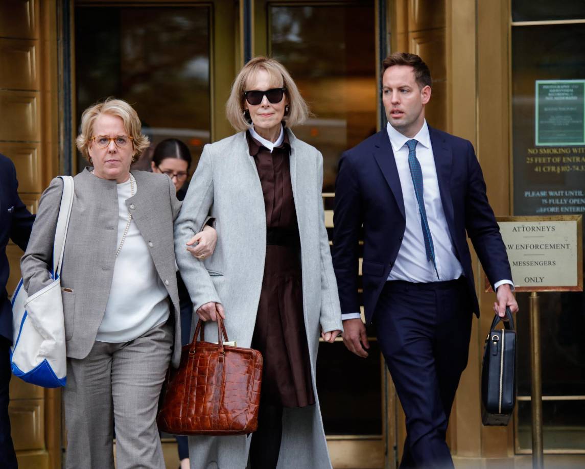 “Donald Trump la asaltó sexualmente en un probador de Bergdorf Goodman”, unos lujosos almacenes de la 5ª Avenida en Manhattan, tras encontrarse a la entrada del edificio, sostuvo una de las abogadas de la acusación, Shawn Crowley.