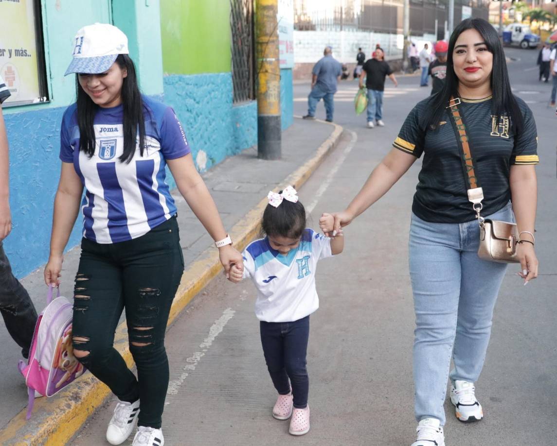 Las chicas se hicieron presentes para disfrutar del Honduras vs Cuba.