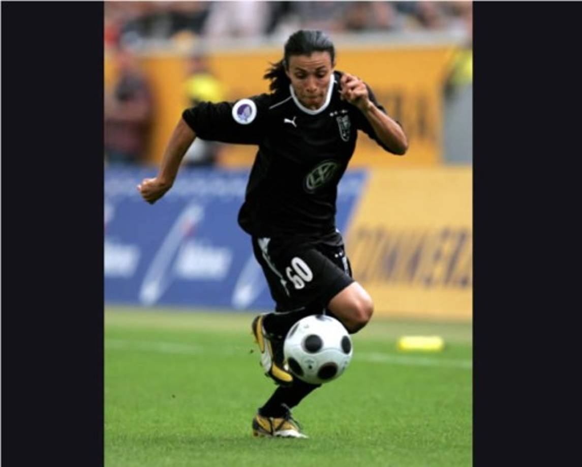 La delantera llegó al equipo sueco Umea IK en el 2004. Defendió la camiseta durante cuatro temporadas, lo que le supuso que fuera conocida en Europa y que acabase siendo la mejor jugadora del mundo.