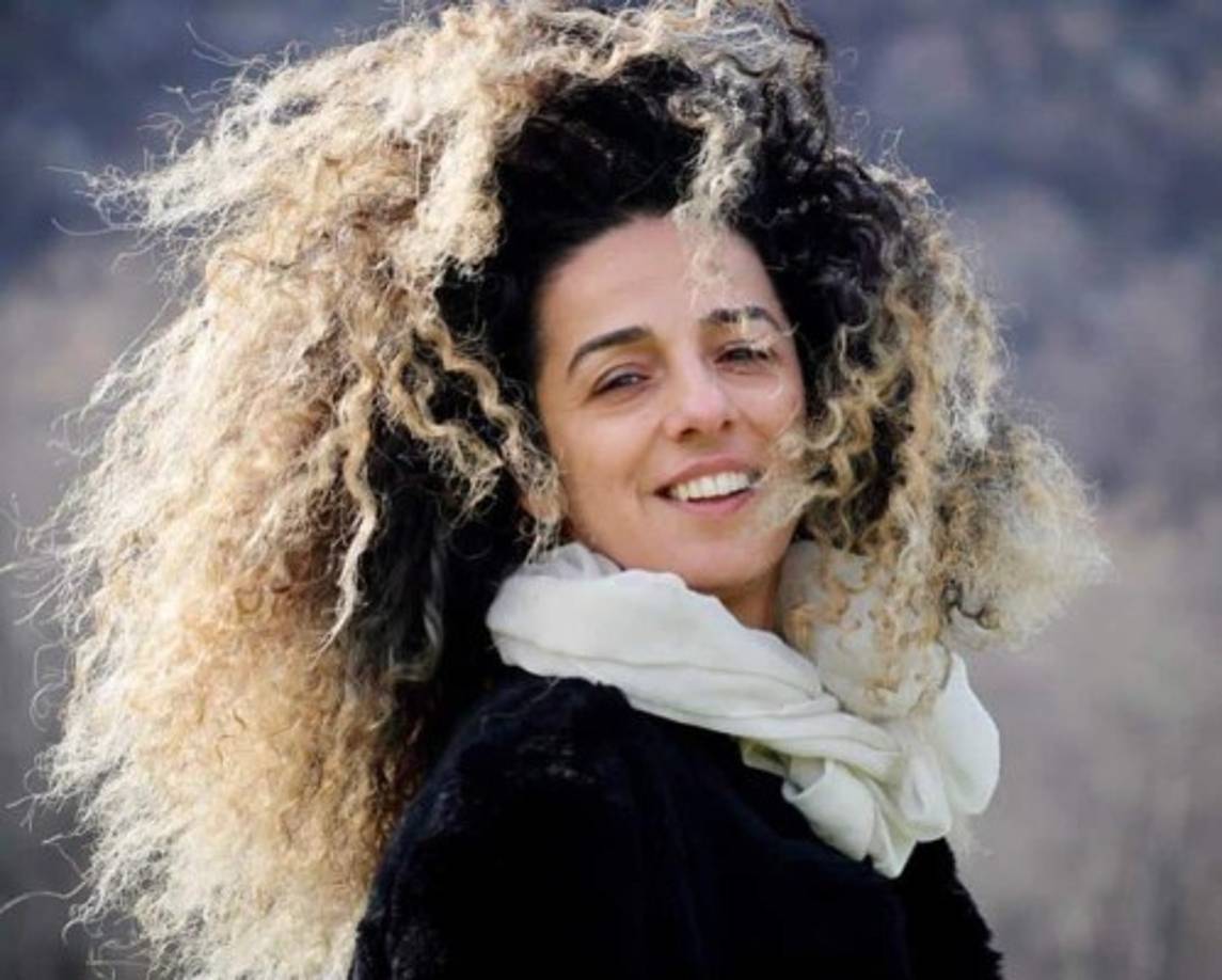 La periodista enfureció al régimen iraní por divulgar videos en sus redes sociales, en las que suma millones de seguidores, exponiendo las violaciones a los derechos humanos en ese país.