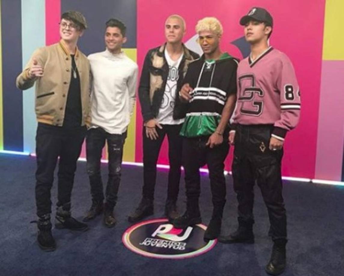 Durante la primera parte de la transmisión, los presentadores invitaron a los asistentes a reciclar su ropa o comprarla en tiendas de segunda mano, y celebraron que la estilista de la ceremonia, la colombiana Irma Martínez, creara los vestuarios de los bailarines con productos reciclados.