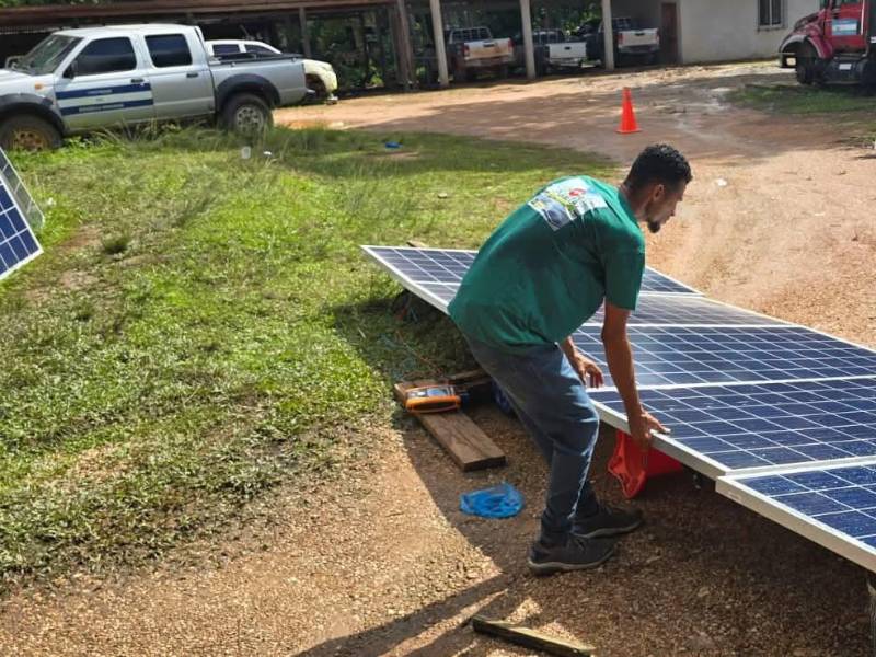 Los lugareños agradecieron el aporte de la comunidad extranjera para llevarles energía.