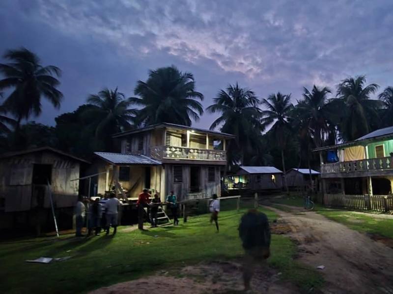 La comunidad misquita Sirsirtara en Puerto Lempira habían vivido en la oscuridad desde que se fundaron, hoy la energía eléctrica ya es una realidad en la zona.