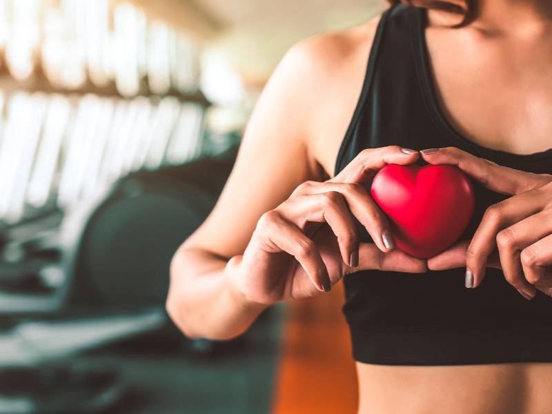 La <b>actividad física </b>es un pilar fundamental para mantener una buena salud general, y en particular, para proteger y <b>fortalecer el corazón</b>. Diversas investigaciones y expertos coinciden en que incorporar ejercicio regular no solo mejora la condición física, sino que también reduce significativamente el <b>riesgo de enfermedades cardiovasculares</b>, una de las principales causas de muerte en el mundo.