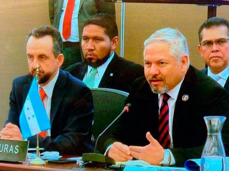 <b><span class=mln_uppercase_mln>adhesión.</span></b> El ministro Rodolfo Pastor y el canciller Enrique Reina expresaron el interés de Honduras.