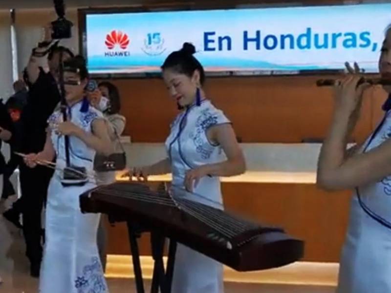 Artistas chinas tocando “Sopa de caracol”.