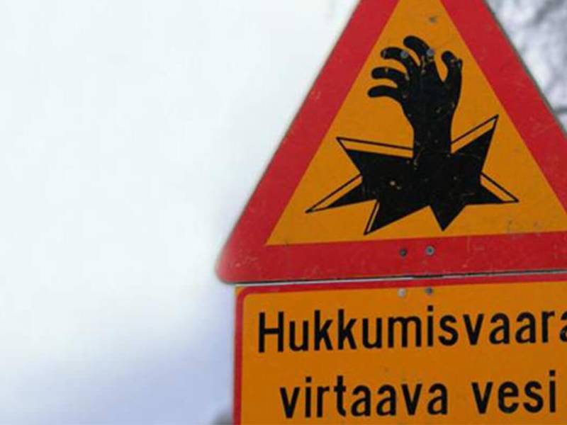 Una de las leyes de tránsito más particulares de Finlandia es que las multas por exceso de velocidad son proporcionales a los ingresos de los conductores: Por cada 25 km/h por encima del límite de velocidad, el gobierno suma 12 días de multa. El mínimo es de 6 euros de multa al día, pero puede llegar a decenas de miles. La cantidad de la multa depende de los ingresos mensuales del conductor.