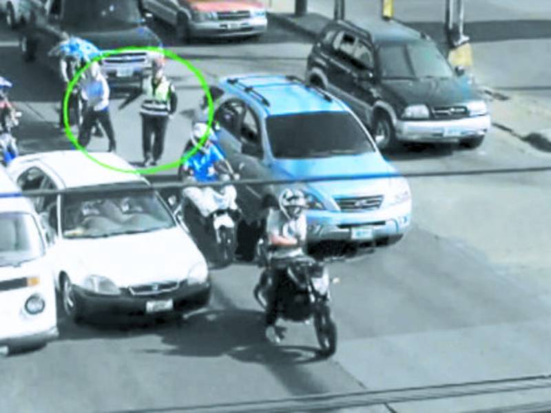 El agente detecta a los dos hombres en una motocicleta.