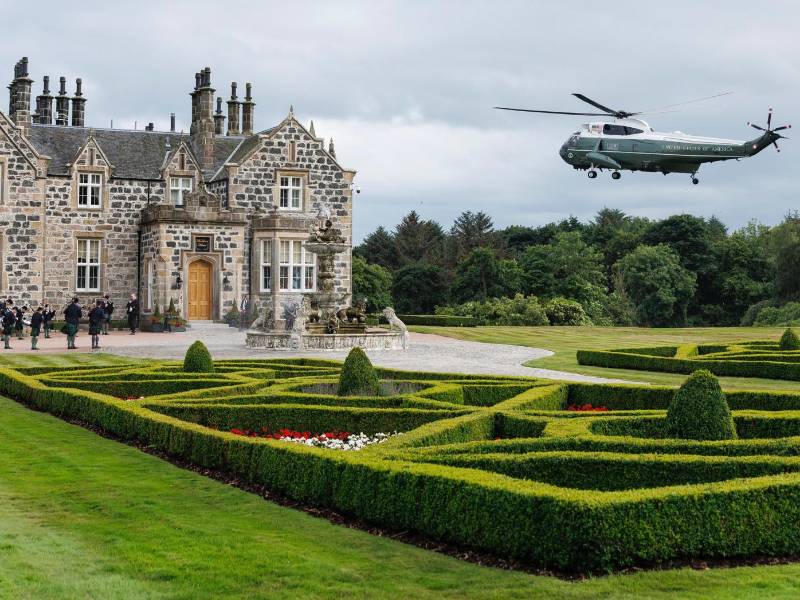 El Reino Unido asistió este lunes a la insólita imagen de su primer ministro, Keir Starmer, siendo recibido en su propio país por el presidente de Estados Unidos, Donald Trump, con quien mantuvo una reunión bilateral en su complejo de golf de Turnberry, al oeste de Escocia, para luego trasladarse al Trump MacLeod House, una mansión estilo castillo del magnate.