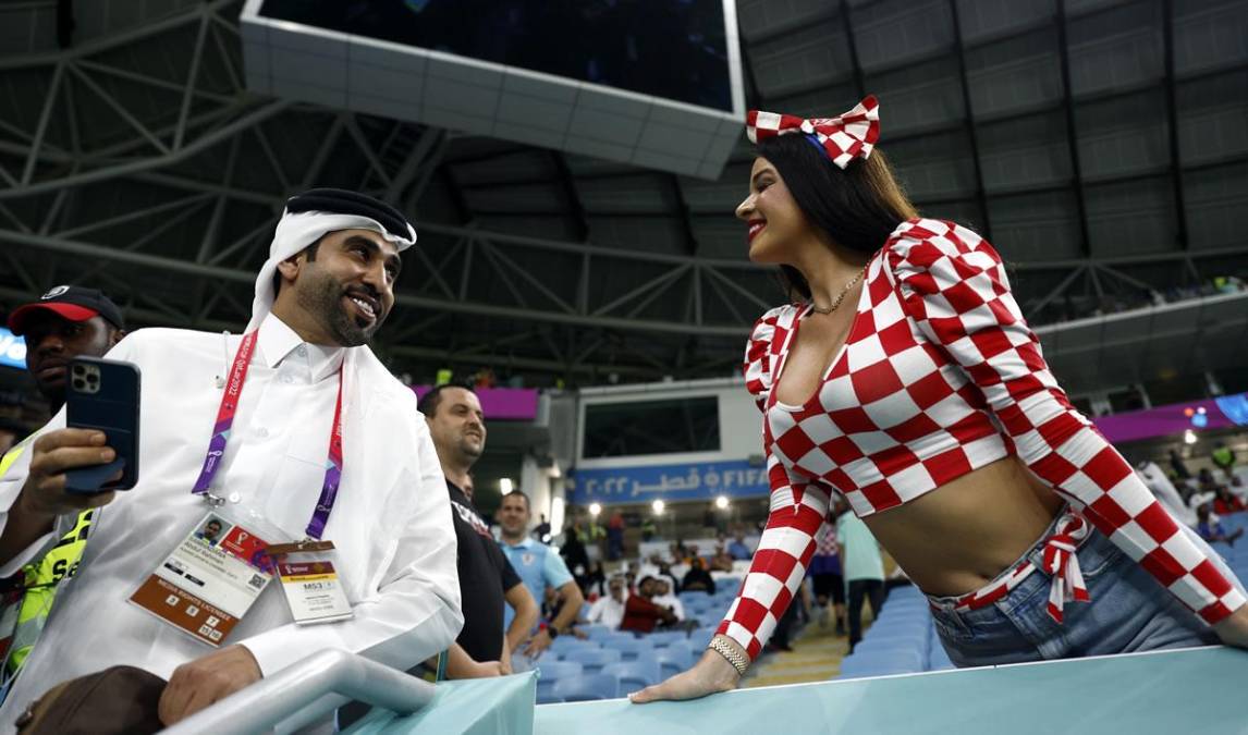 En el estadio Al-Janoub en Al-Wakrah durante el juego de octavos Japón-Croacia un periodista qatarí estuvo charlando con la hermosa modelo croata.