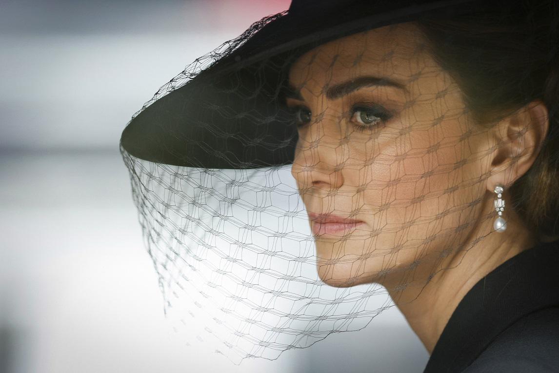 Kate, la Princesa de Gales, luce un collar de la Reina Isabel II en su funeral