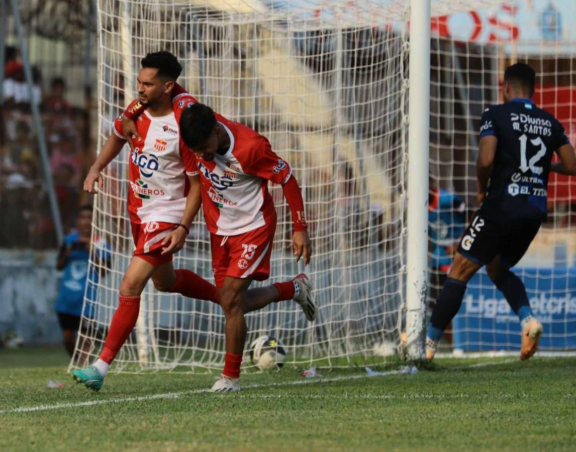 Marcelo Santos desde el punto penal definió el empate para el Vida.