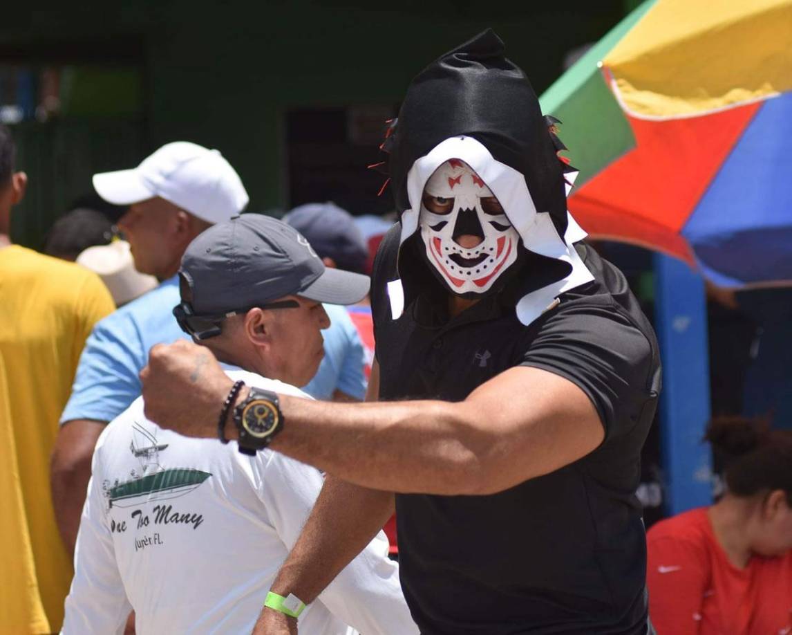 Este aficionado llamó la atención con su máscara.