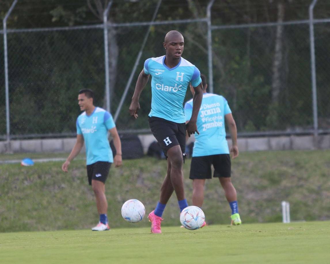 Ricky Zapata conduciendo el balón en la práctica de la Selección de Honduras.