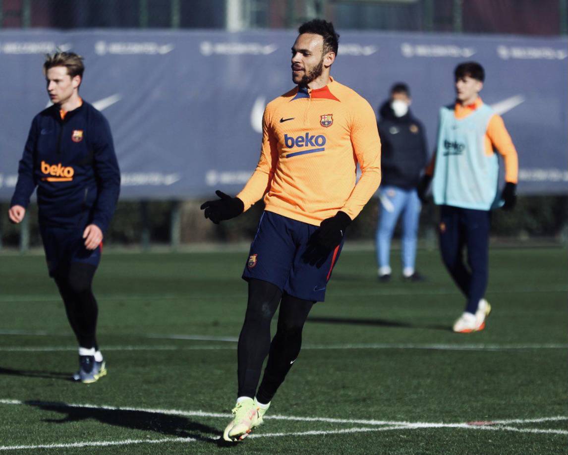 Mundo Deportivo ha informado que para el Barça es una prioridad cerrar la carpeta de Braithwaite, después de que Xavi Hernández le hiciera saber al jugador que no entra en sus plane