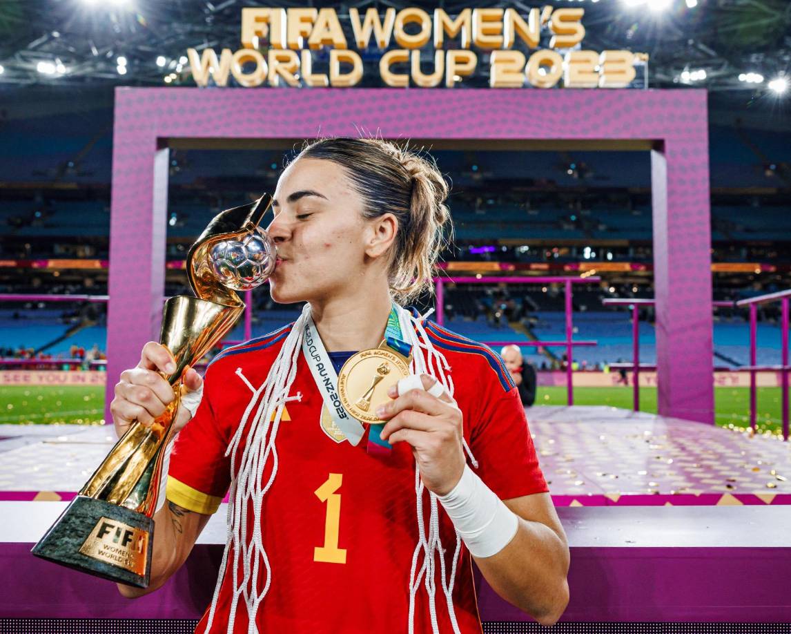 Ninguna de las jugadoras españolas se perdió la histórica fotografía con la copa.