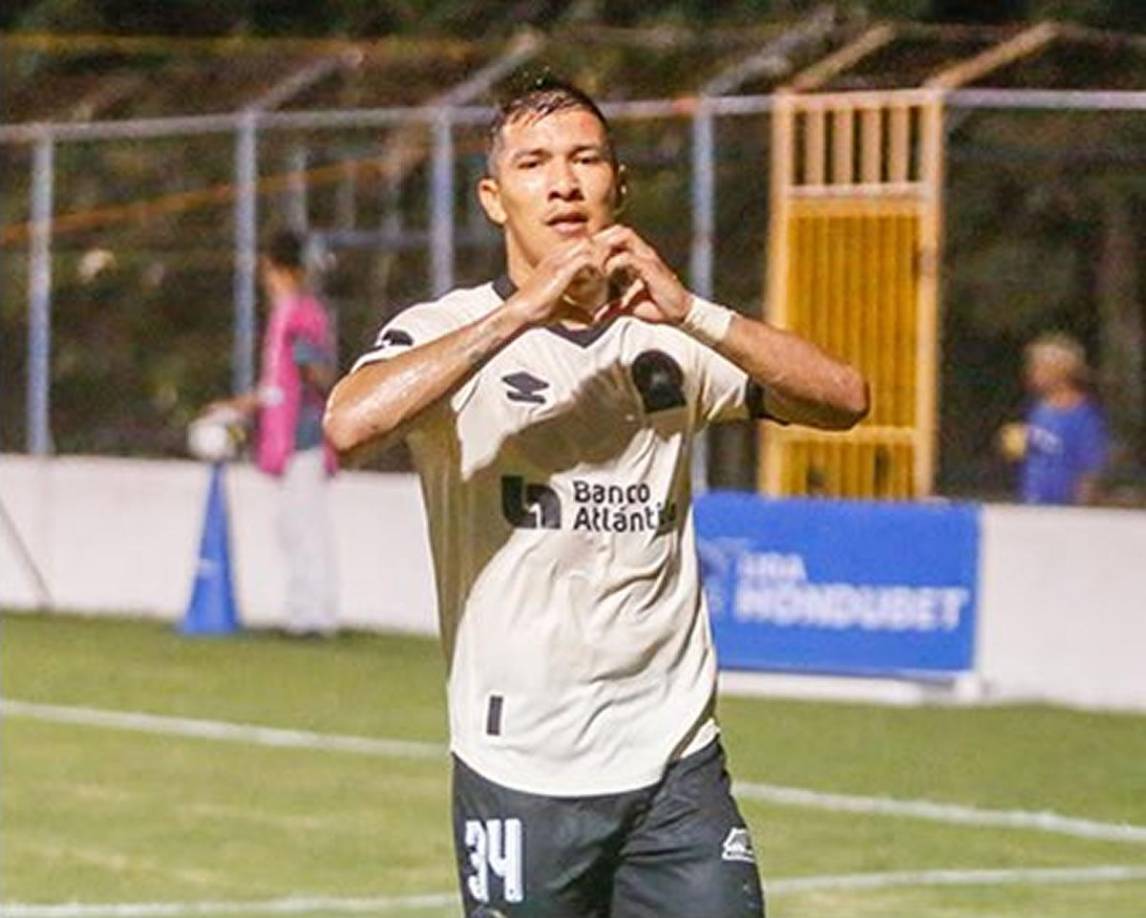 Así festejó Kevin López su gol que abrió el marcador para el Olimpia contra la Real Sociedad en Tocoa.