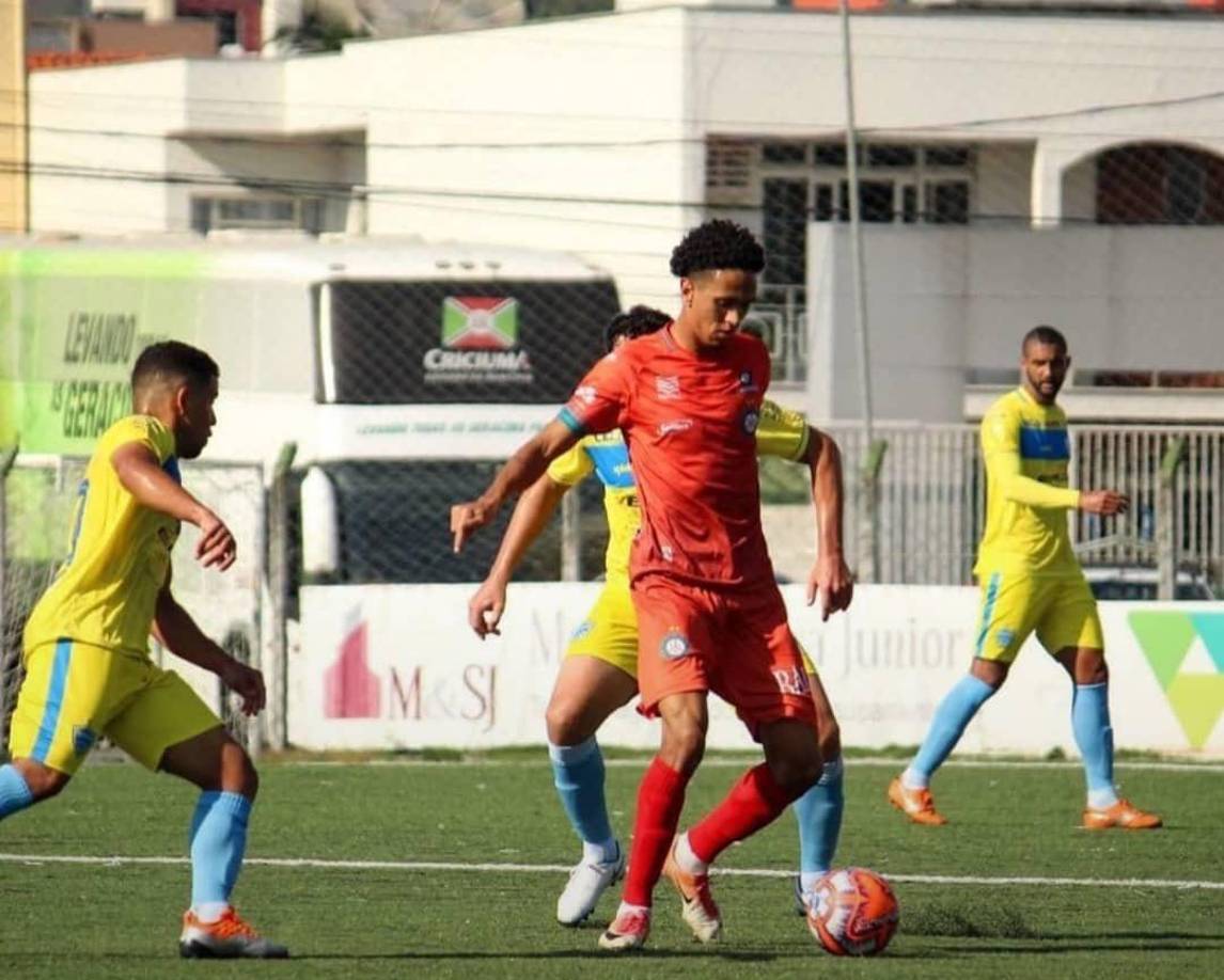 Yan Maciel militó en diversos clubes de la segunda y tercera división de Brasil. Formó parte de equipos como el Cruzeiro, EC Próspera, RS Goytacaz y Penapolense .