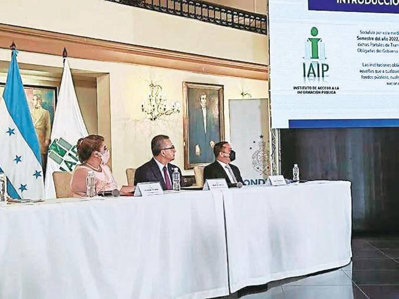 <b><span class=mln_uppercase_mln>Evento.</span></b> Miembros del IAIP, y en representación del Gobierno estuvo Marcio Sierra, titular de la CNBS.<span class=mln_uppercase_mln> </span>