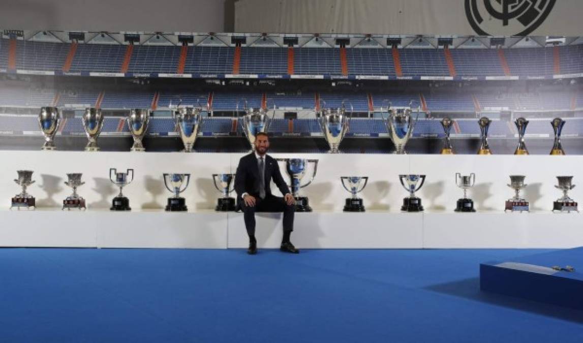 Sergio Ramos, posando con todos los trofeos que ha ganado con el Real Madrid. Son 22 títulos.
