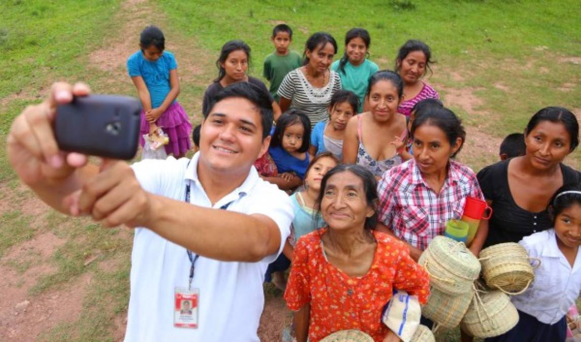 El periodista Saúl Vásquez se hace una selfie con las humildes mujeres tolupanes que sonríen con timidez.