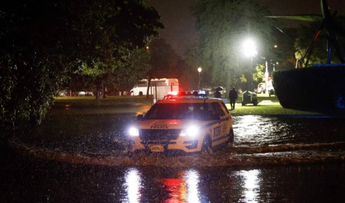 'Estamos soportando un evento meteorológico histórico esta noche con lluvias récord en toda la ciudad, inundaciones brutales y condiciones peligrosas en nuestras calles', sostuvo el alcalde de Nueva York, Bill de Blasio, el miércoles por la noche.