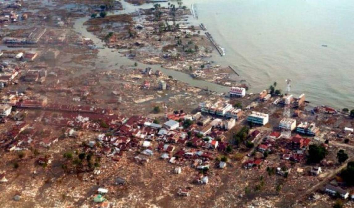 Tsunami del sudeste asiático<br/><br/>El 26 de diciembre de 2004 un terremoto de 9,1 grados causó un tsunami que destruyó localidades costeras de una docena de naciones bañadas por el océano Índico y mató a 226.000 personas.