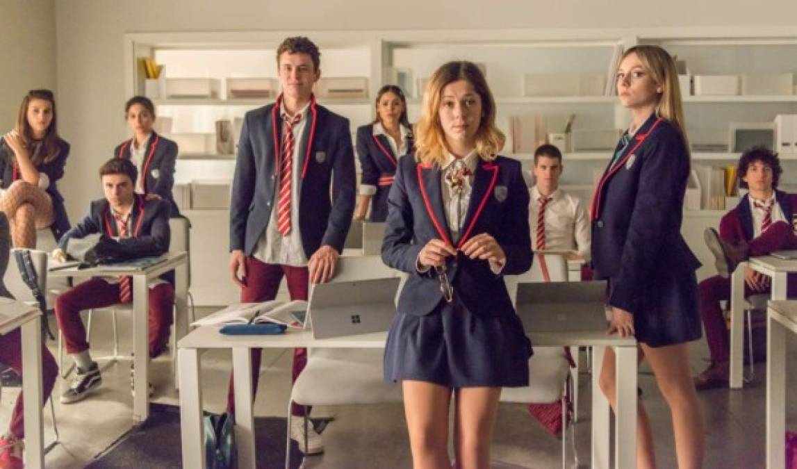 Si eres de los que se enamoró de la serie de Netflix 'Élite' puedes armar un disfraz al mismo estilo de los uniformes del elenco de la aclamada serie. En el caso de los chicos una corbata roja puede servir y en las chicas una falda azul.